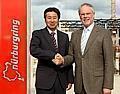 Satoshi Miura, Geschäftsführer Yokohama Europe GmbH und Dr. Walter Kafitz, Hauptgeschäftsführer der Nürburgring GmbH. Foto: Auto-Reporter/Nürburgring GmbH